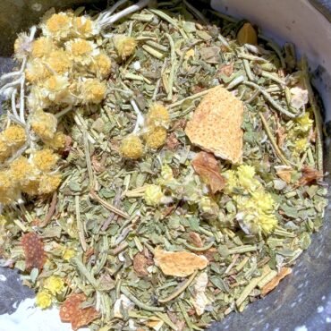 Mélange de plantes de la tisane digestive Au Cœur du Maquis dans un bol