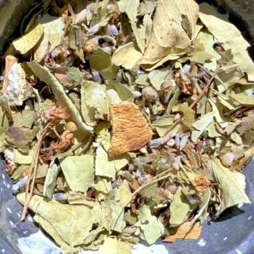 Mélange de la tisane du soir Quiétude méditerranéenne dans un bol